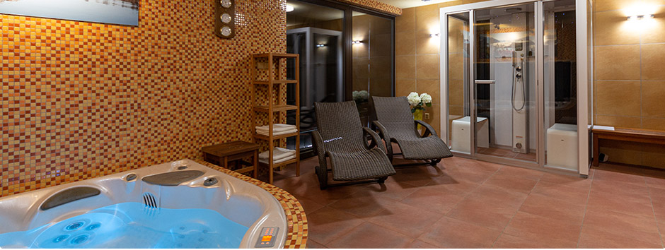 Relaxační zóna s velkou vířivou vanou a saunou